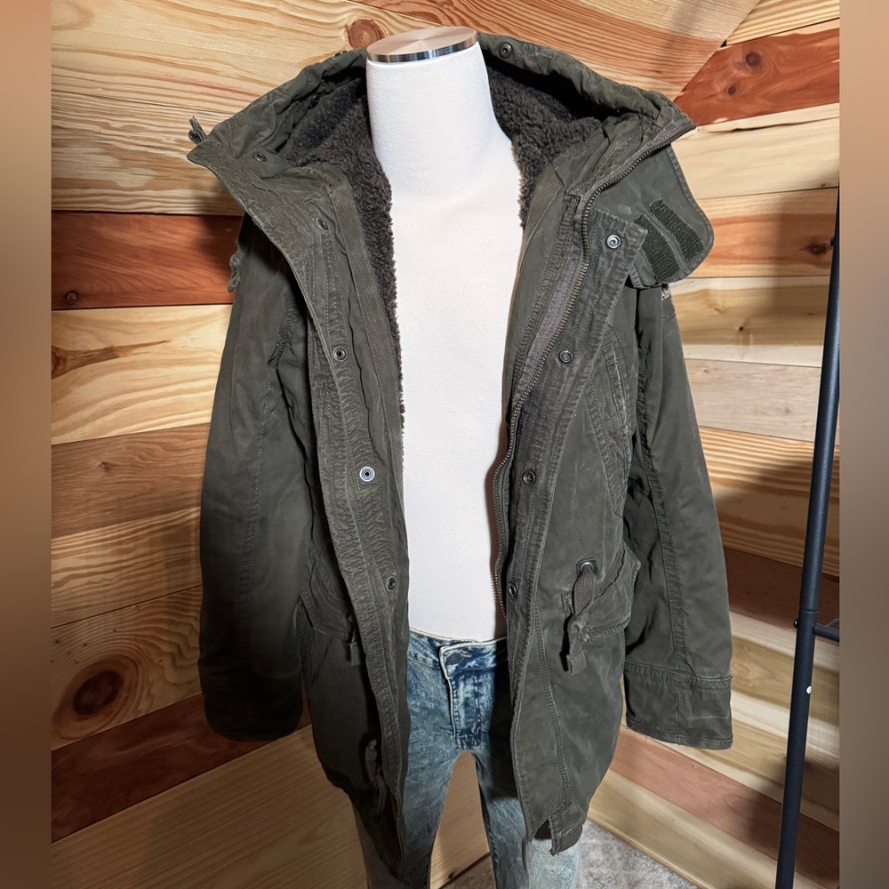 Men's Abercrombie & Fitch quality hooded winter jacket. Thick and well made.